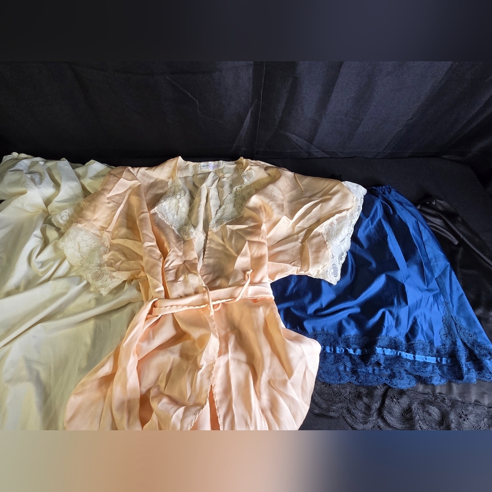 3 Vintage Slips & 1 Robe Size Small
